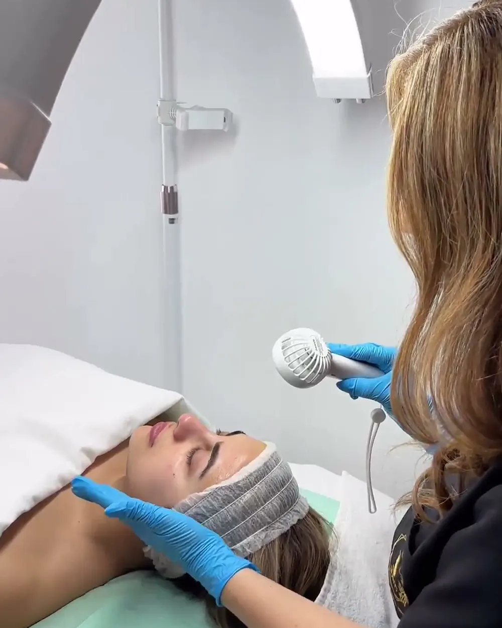 Jiman working on a client's face